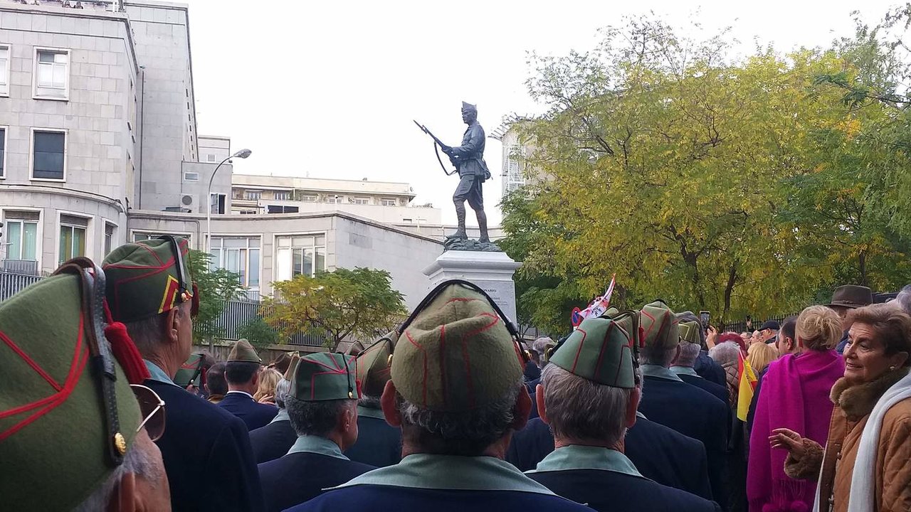 reaparece cantando el himno de la Legión en la inauguración del monumento en...