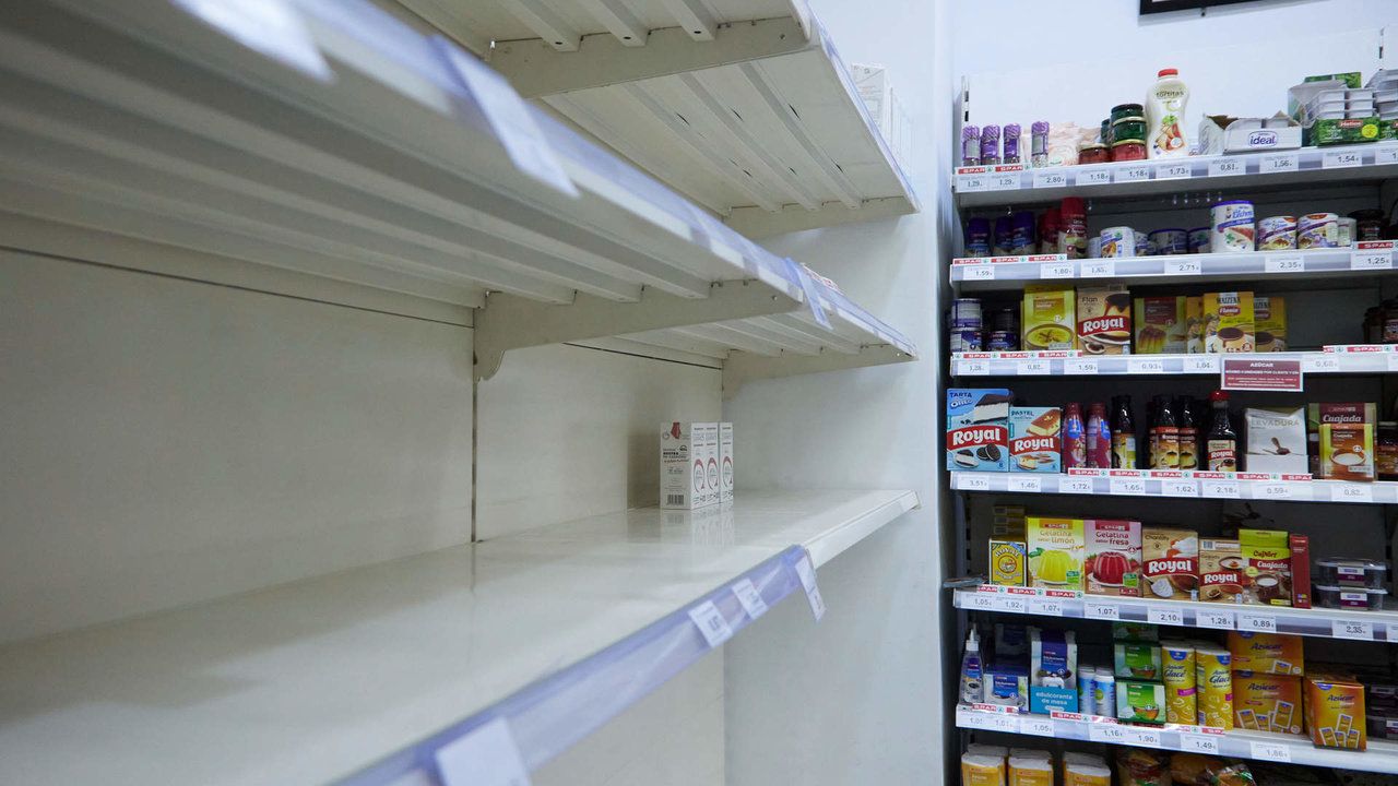 Los supermercados sufren un desabastecimiento de productos de primera necesidad por la protesta de los transportista, a 18 de marzo de 2022 en Sevilla (Andalucía, España)

