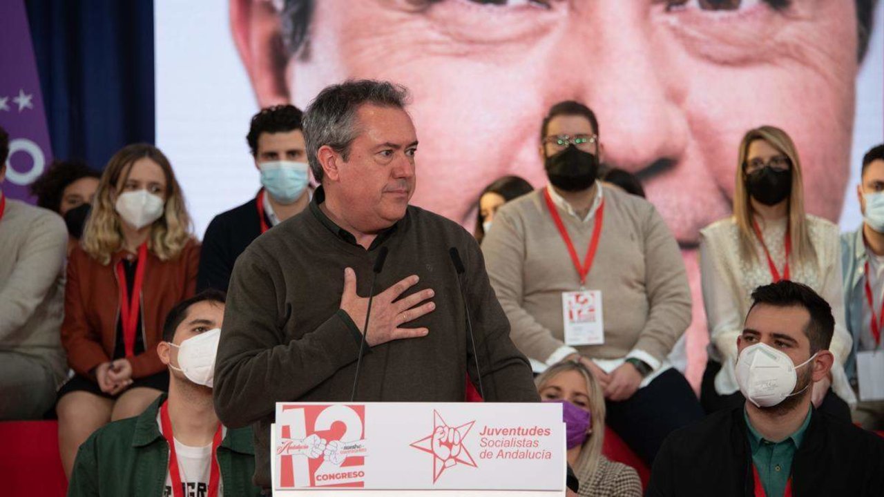 El secretario general andaluz, Juan Espadas, rodeado por miembros de las Juventudes Socialistas (Archivo)
