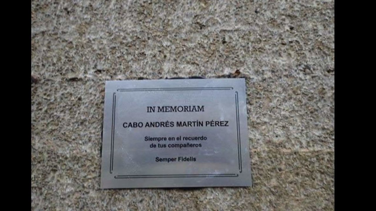 Placa en recuerdo del cabo Andrés Martín Pérez en el pantano de Uzquiza (Burgos).