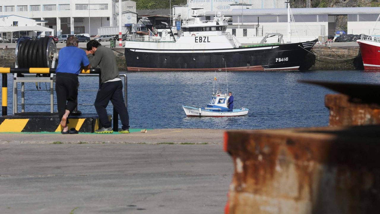 A Mariña, Lugo. El reciente veto de la UE a la faena de los barcos arrastreros en más de 70 caladeros, aboca a centenares de barcos al paro forzoso y a un proyecto económico inviable. Representantes del sector exigen a las administraciones que recurran la euroorden y anuncian movilizaciones en defensa del sector. En la imagen, varios pescadores observan el muella del Puerto de Celeiro, Viveiro, en la tarde del lunes 3 de octubre