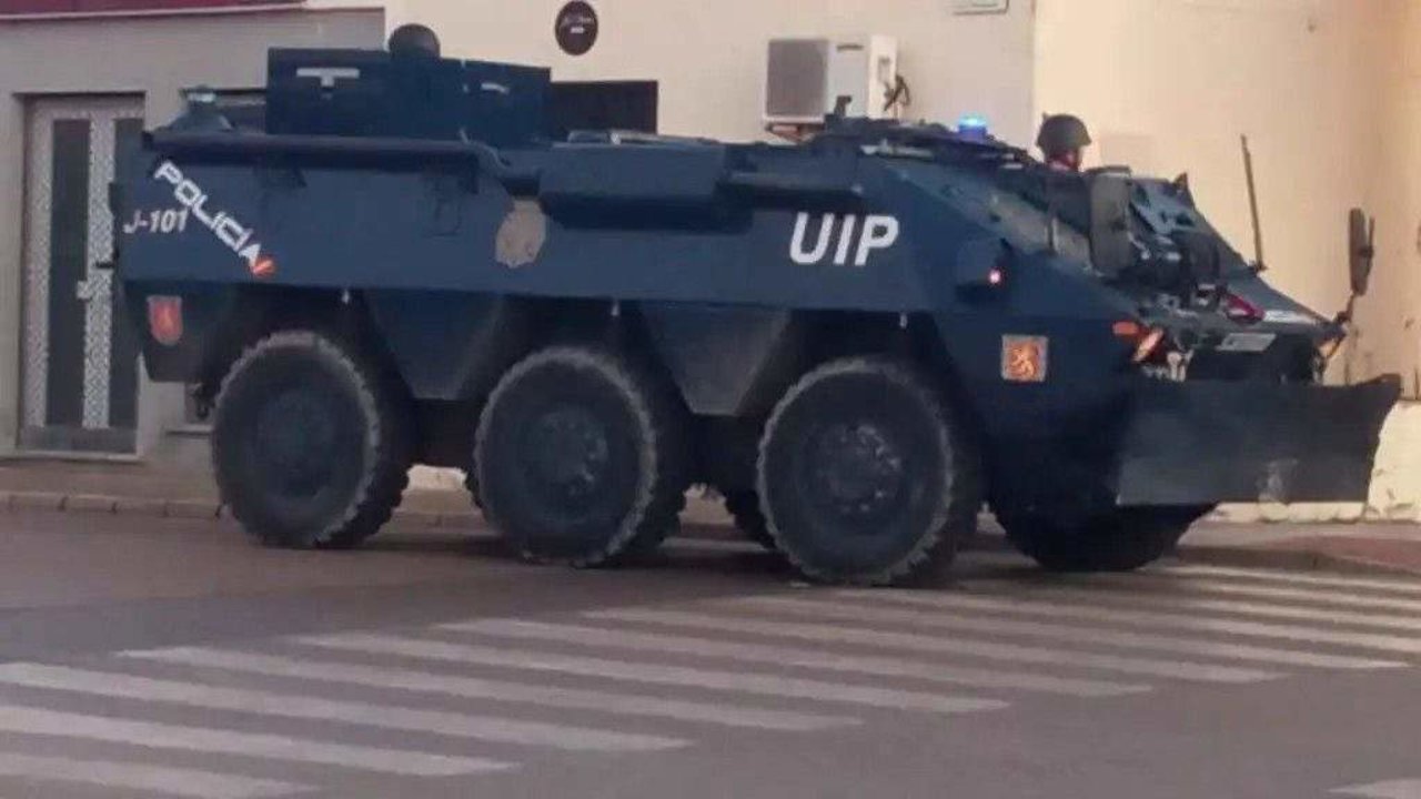 Imagen de la 'tanqueta' de la UIP por Cádiz