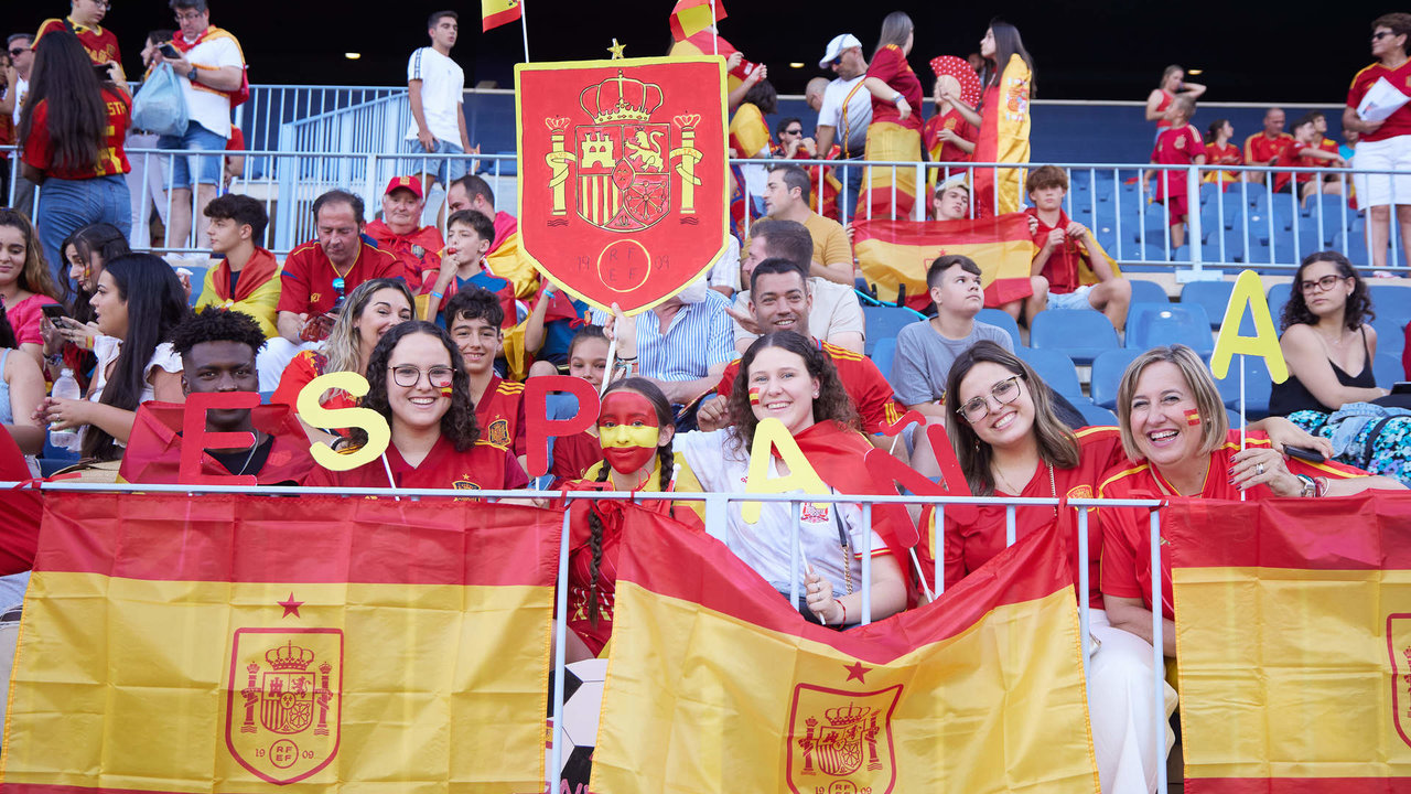 Aficionados de España animando al a selección española de fútbol.