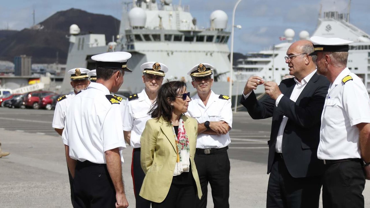 Margarita Robles, con mandos de la Armada en Las Palmas de Gran Canaria (Foto: Flickr Ministerio de Defensa).