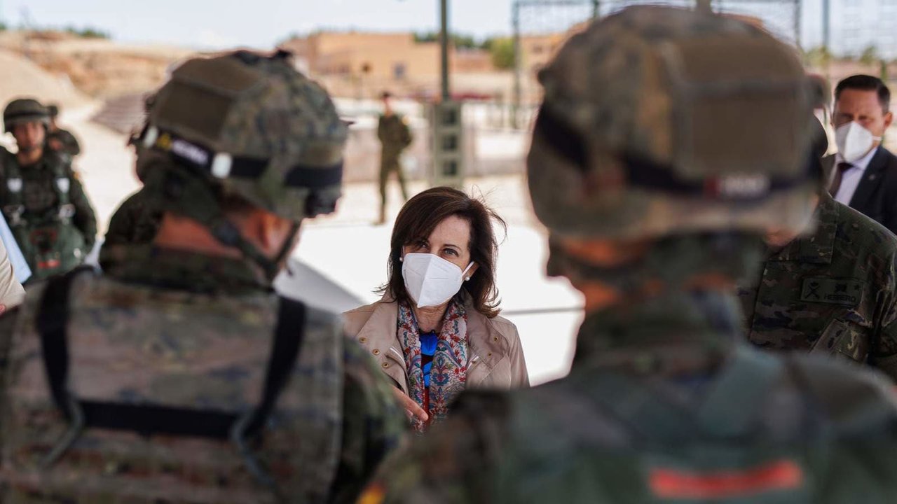 La ministra de Defensa, Margarita Robles, durante su visita a la Brigada ‘Almogávares’ VI de Paracaidistas del Ejército de Tierra, en la base ‘Príncipe’ de Paracuellos de Jarama.