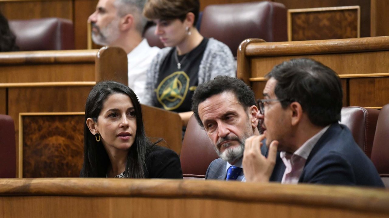 La líder de Cs, Inés Arrimadas, y el portavoz adjunto de Ciudadanos en el Congreso, Edmundo Bal, en sus escaños.