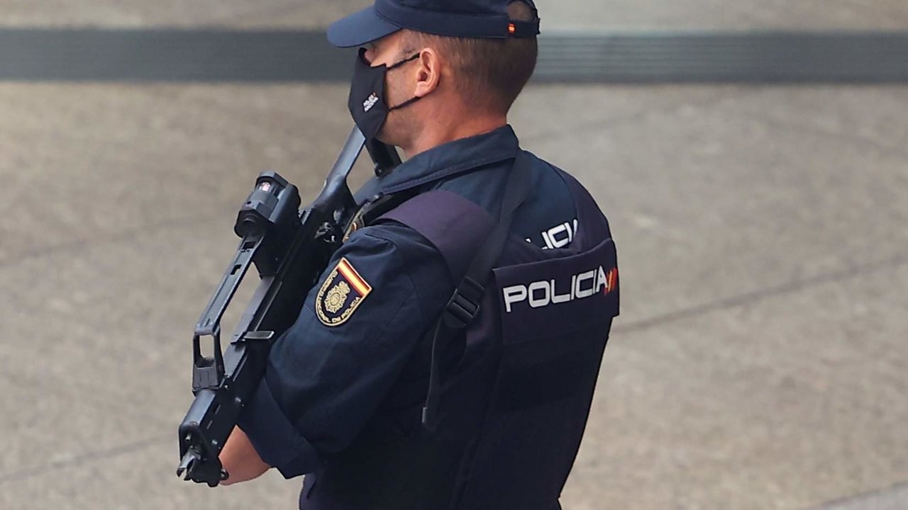 Un policía nacional con un fusil, en la Estación de Atocha (Foto: Eduardo Parra / Europa Press).