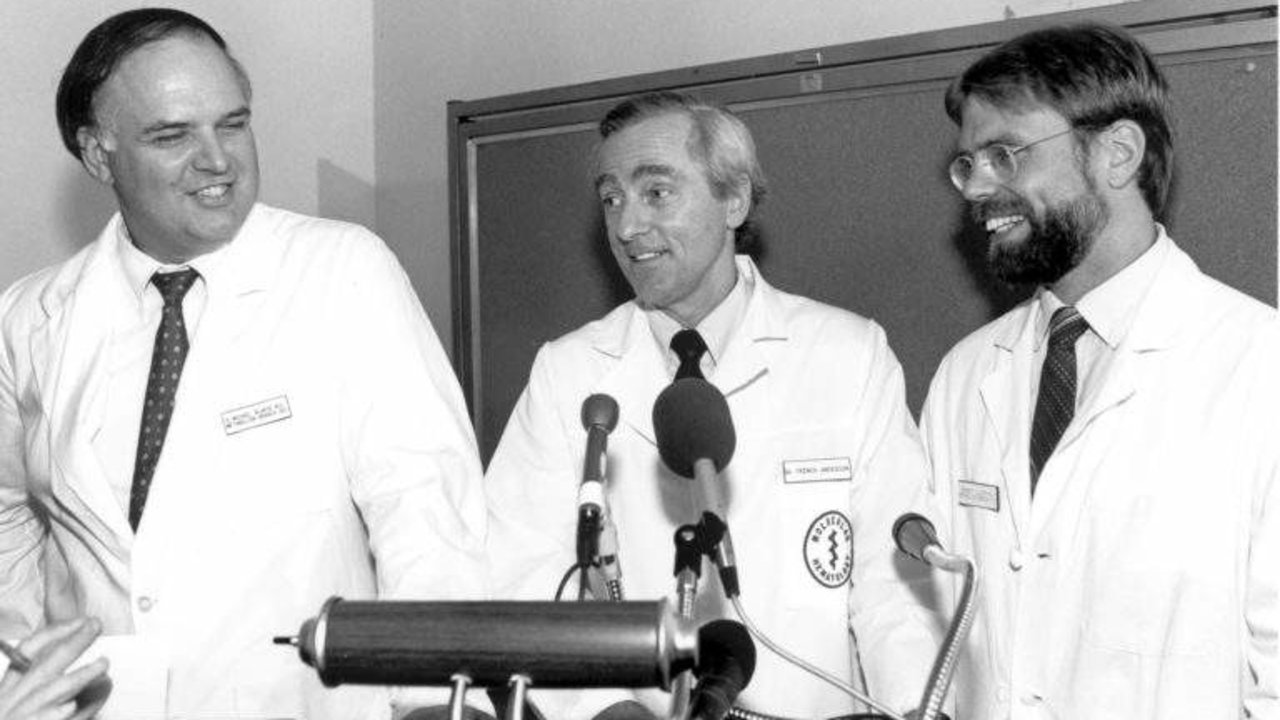 Anderson (center) with Dr. R. Michael Blaese (left) and Dr. Kenneth Culver at a press conference in 1990, before their first patient received gene therapy.
fuente: NATIONAL CANCER INSTITUTE