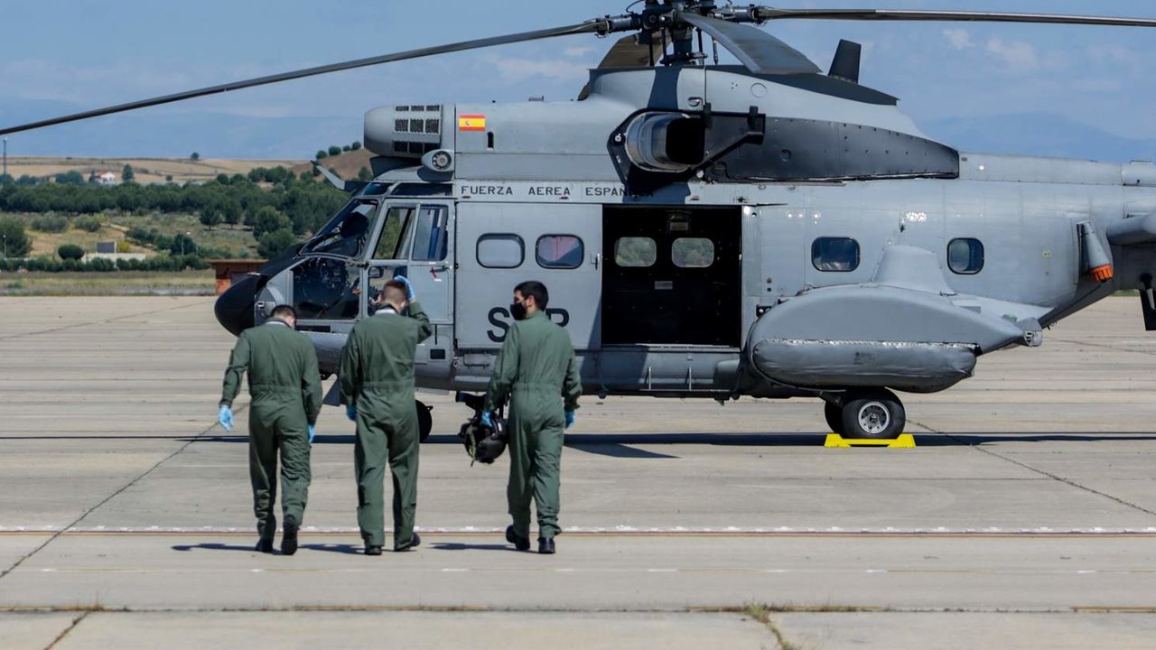 Militares junto a un helicóptero del Ala 48 del Ejército del Aire (Foto: Ricardo Rubio / Europa Press).