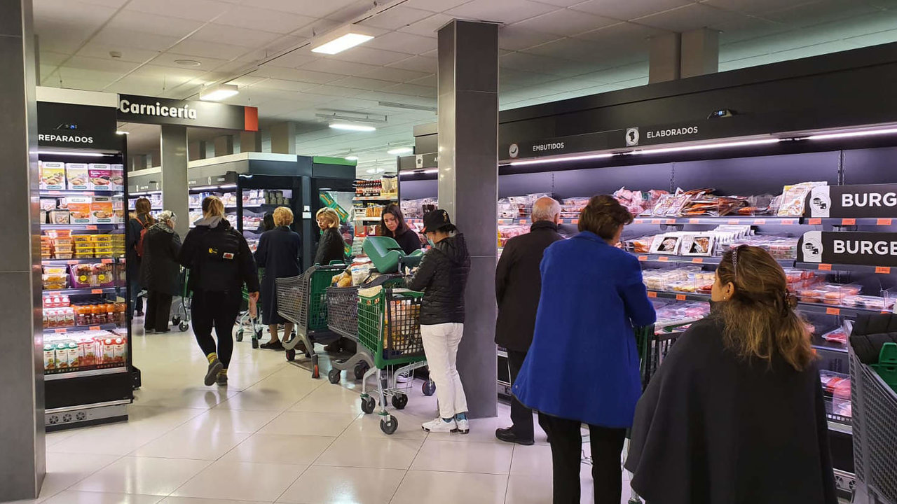Gente comprando en un supermercado.