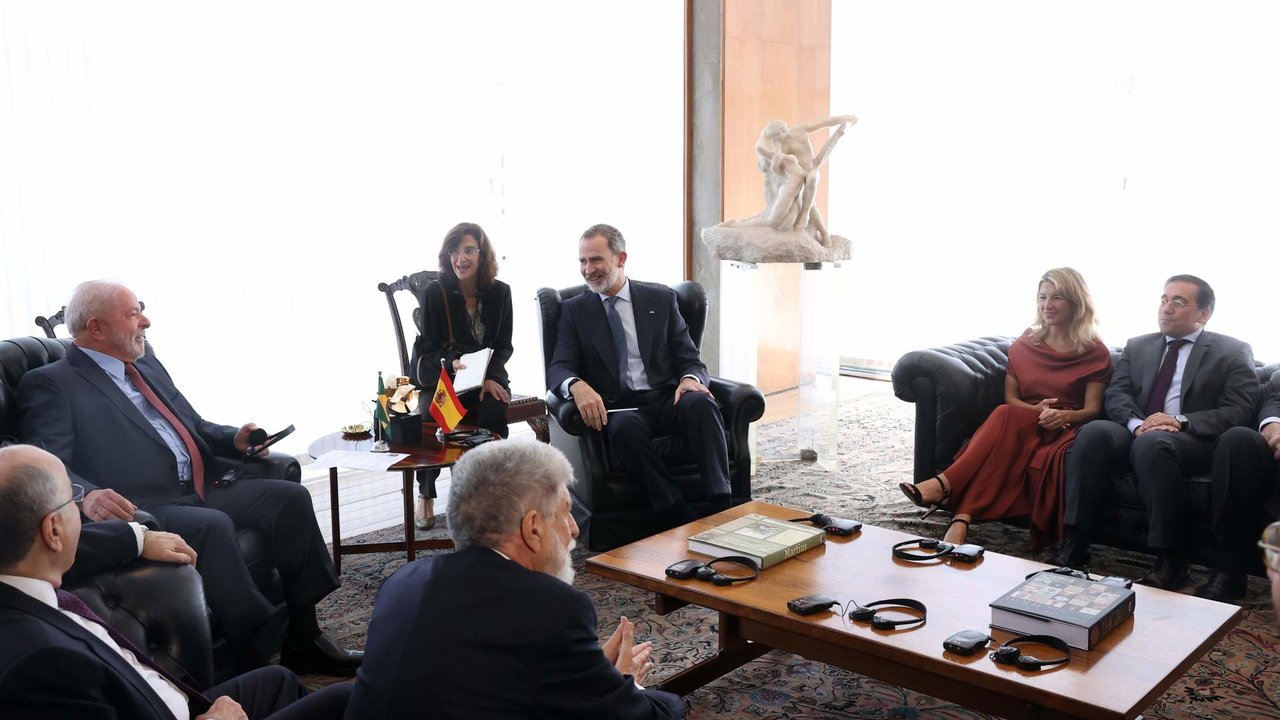 El Rey Felipe VI se reúne con el presidente de Brasil, Luiz Inazio Lula da Silva, acompañado por la vicepresidenta segunda, Yolanda Díaz, y el ministro de Exteriores, José Manuel Albares.