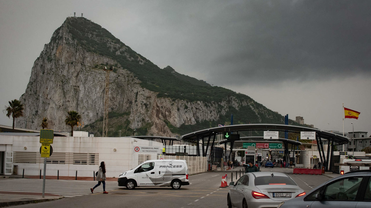 Tránsito de coches y personas en la frontera de Gibraltar.