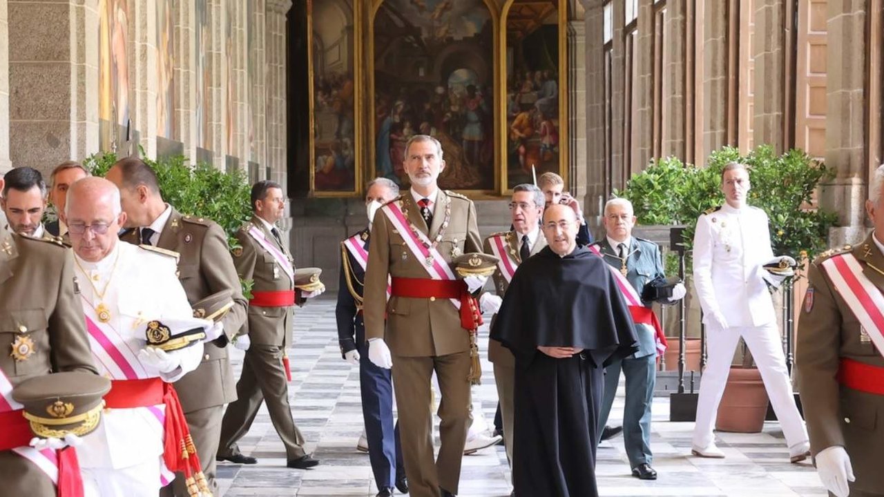 El canciller de la Orden de San Hermenegildo, el general Domínguez Buj, a la derecha del rey.