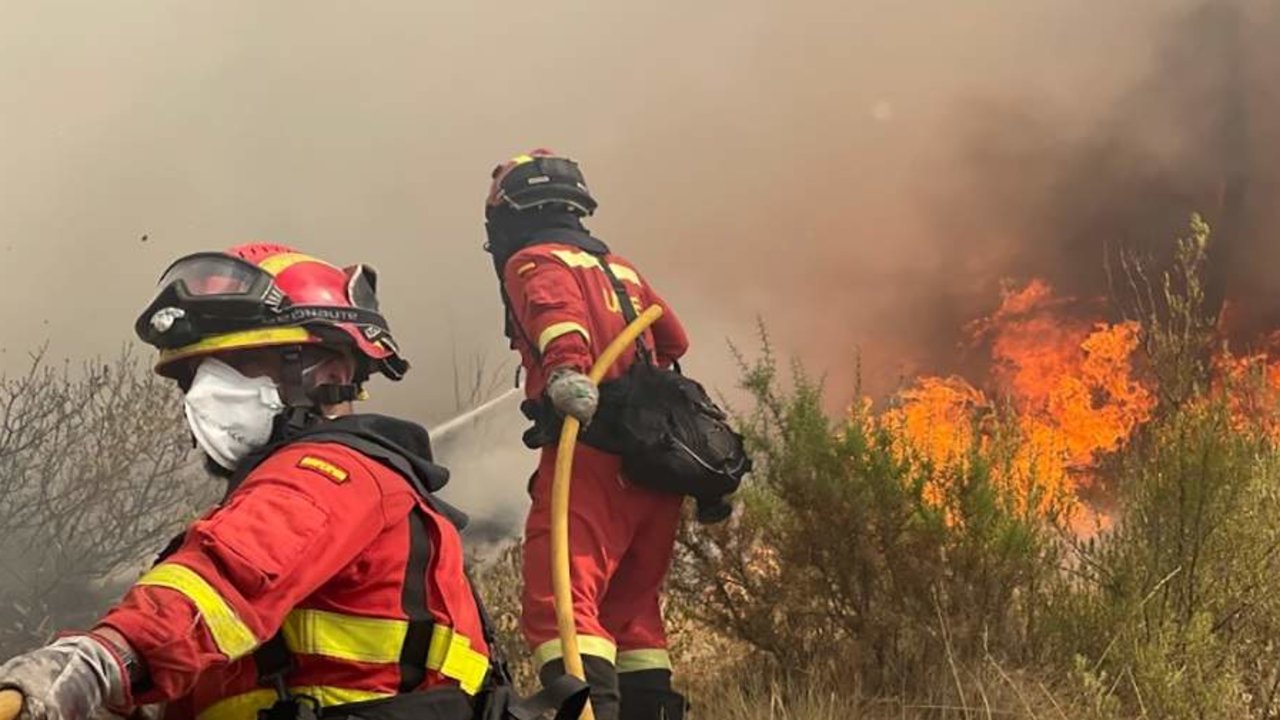 Efectivos de la Unidad Militar de Emergencias (UME) intervienen en un incendio forestal.