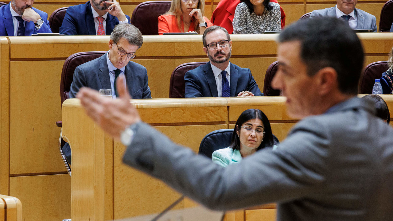 El presidente del Gobierno, Pedro Sánchez, interviene durante su segundo 'cara a cara' en el Senado, a 18 de octubre de 2022, en Madrid (España) con el líder del PP, Alberto Núñez Feijóo.