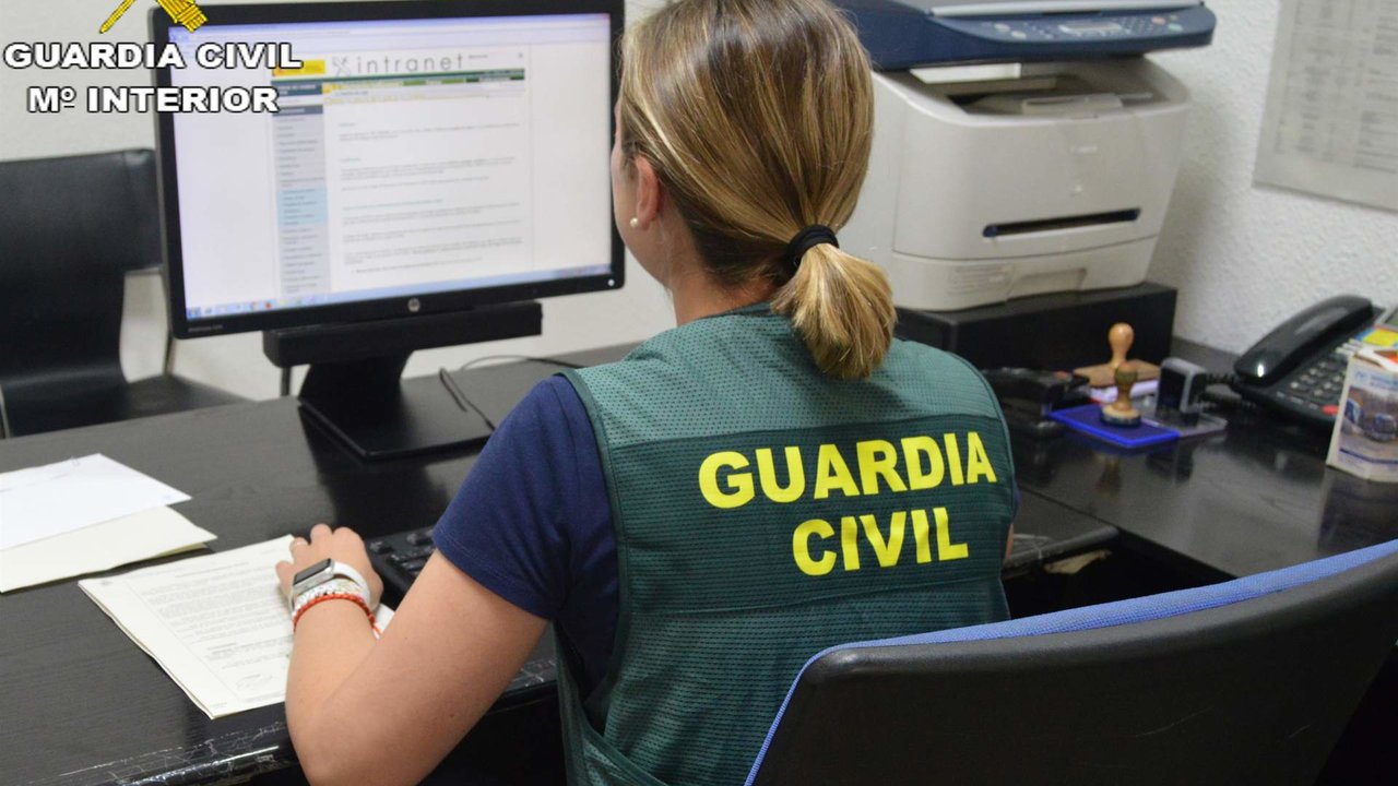 Una agente de la Guardia Civil con un ordenador.