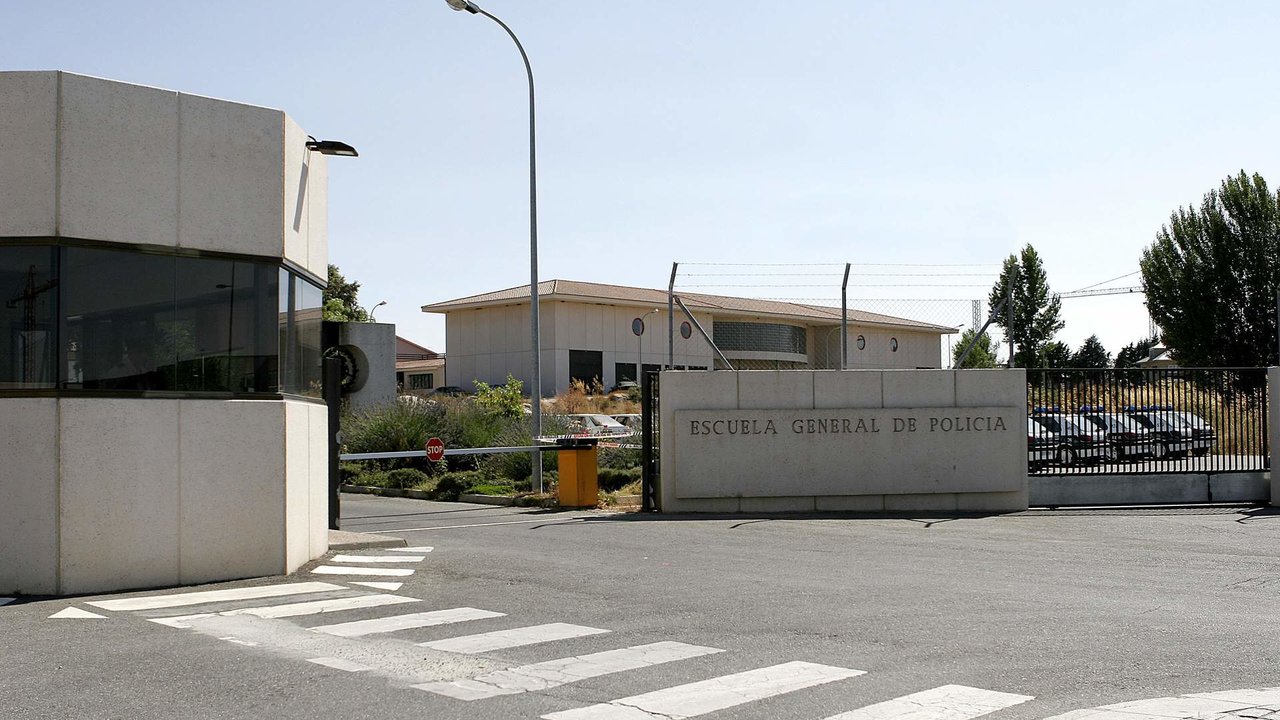 La academia de Policía de Ávila tapa los agujeros en su valla de seguridad.