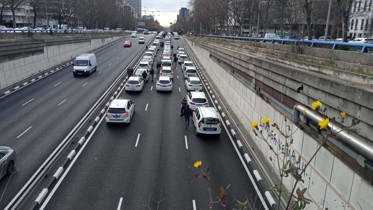 Taxistas protestan en la capital contra el reglamento del taxi en la Comunidad de Madrid.