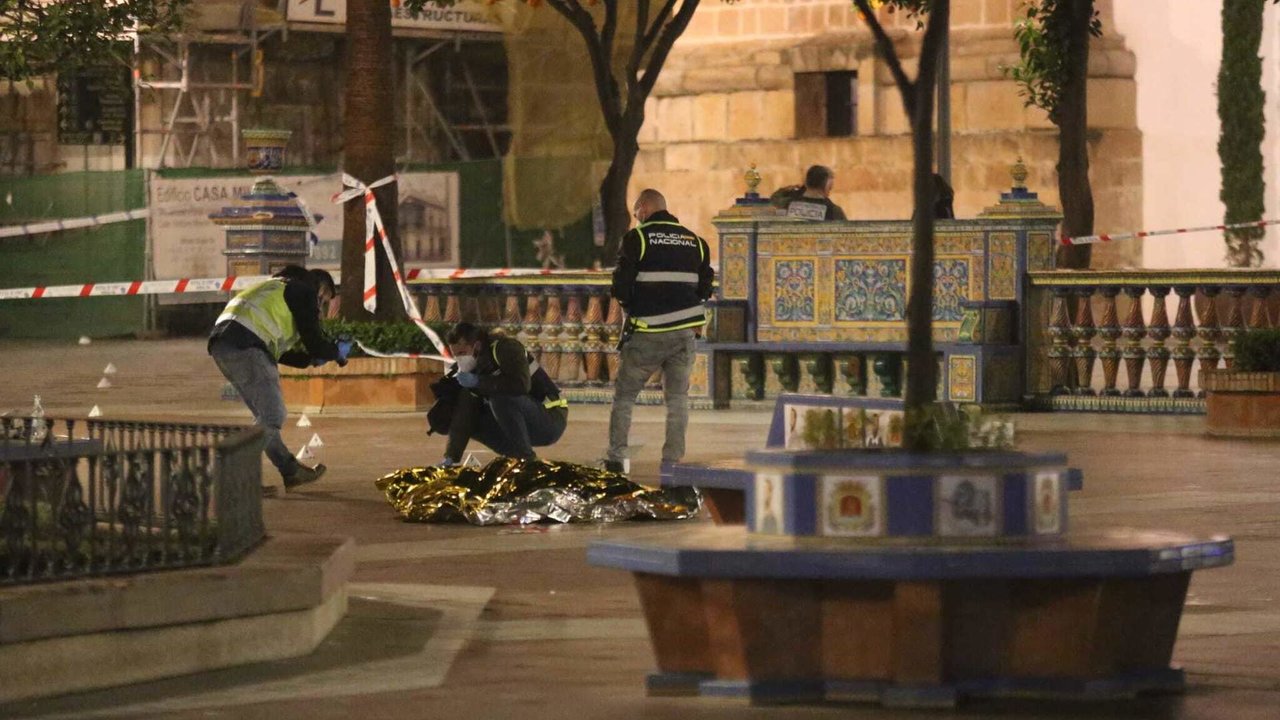 Efectivos sanitarios y policiales cubren el cadáver del sacristán fallecido en un ataque a diferentes iglesias en Algeciras  (Foto: Nono Rico).