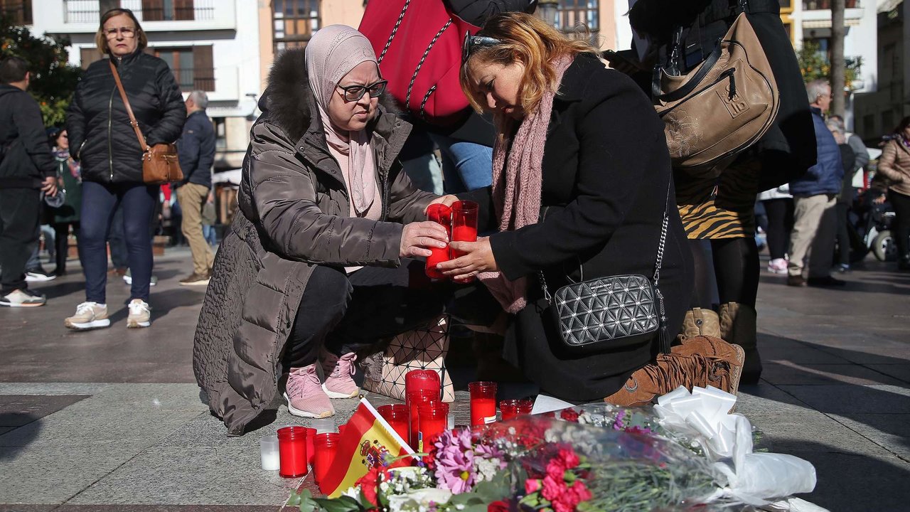 Vecinos depositan velas y flores como muestras de dolor en la Plaza Alta, de Algeciras, donde caía el cuerpo sin vida de un sacristán tras el ataque en su iglesia a 26 de enero del 2023 en Algeciras.