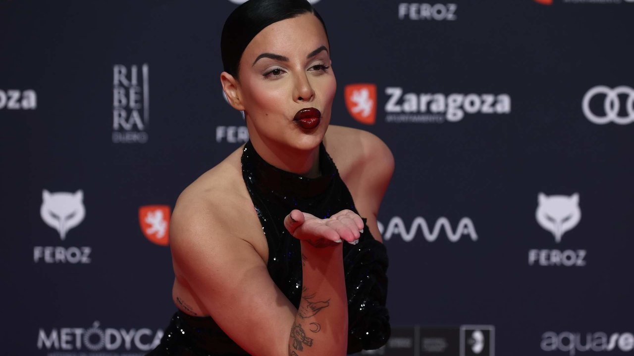 La actriz Jedet posa en la alfombra roja previa a la gala de la X edición de los Premios Feroz, en el Auditorio de Zaragoza.
