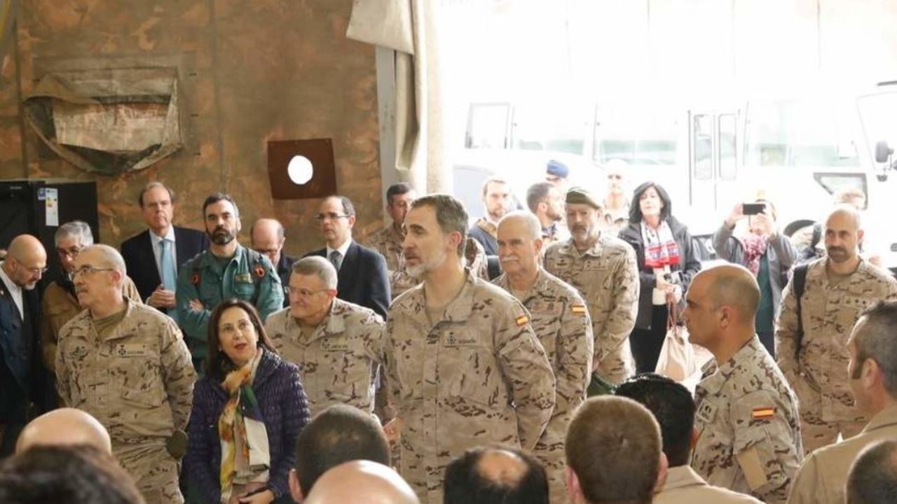 Felipe VI, con los militares españoles en Irak en enero de 2019.
