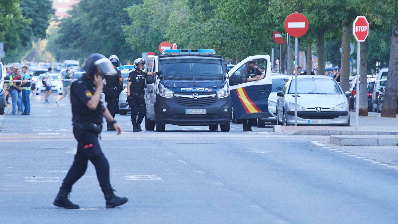Dispositivo de la Policía Nacional en el atrincheramiento de un hombre en una panadería en el barrio de Pino Montano, a 7 de julio de 2022 en Sevilla (Andalucía, España)
