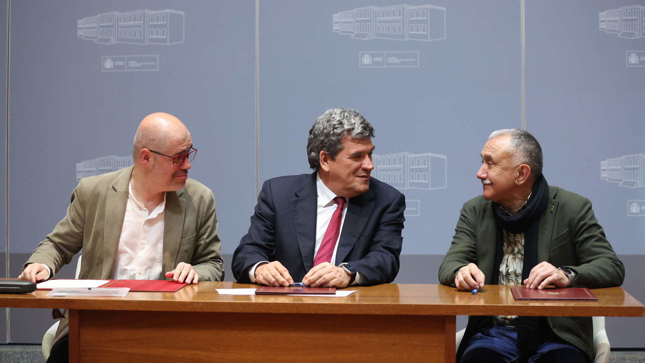 (I-D) El secretario general de Comisiones Obreras (CCOO), Unai Sordo; el ministro de Inclusión, Seguridad Social y Migraciones, José Luis Escrivá, y el secretario general de UGT, Pepe Álvarez, firman el acuerdo de pensiones.