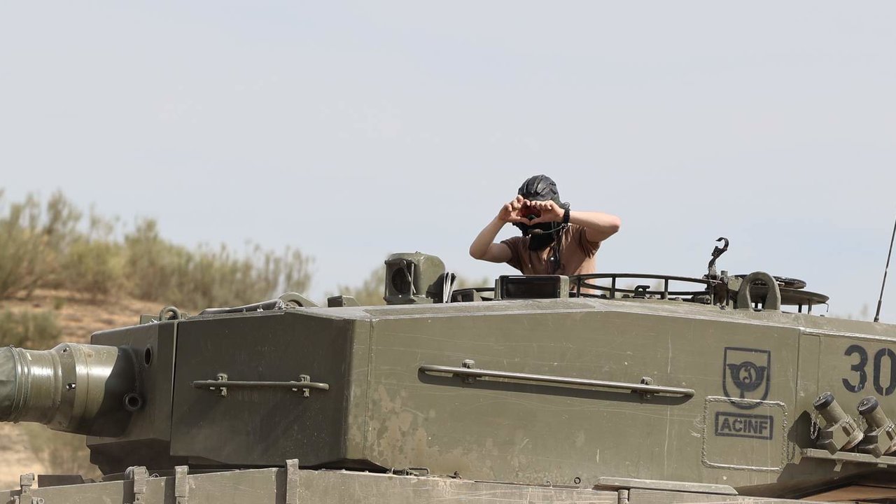 Un militar ucraniano, en un carro Leopard en el campo de maniobras de San Gregorio (Foto: Fabián Simón / Europa Press).
