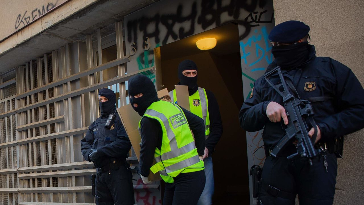 Agentes de Información de los Mossos d'Esquadra, en una operación contra el yihadismo (Foto: David Zorrakino / Europa Press).