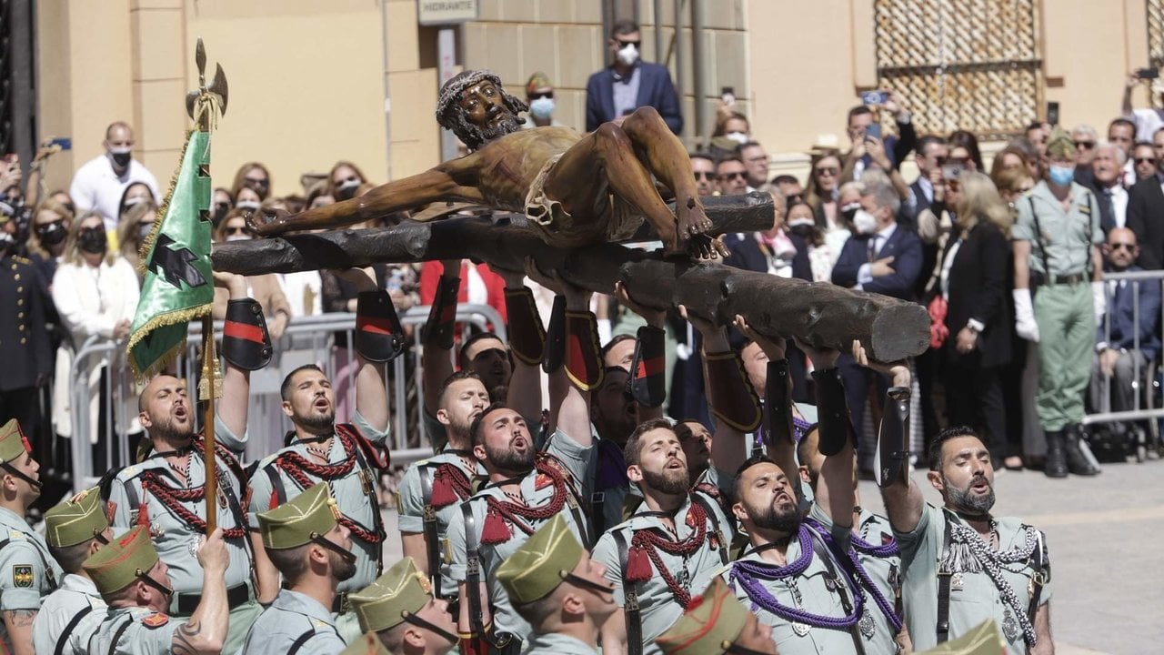 Los legionarios portan el Cristo de la Buena Muerte de Mena, un Jueves Santo en Málaga.