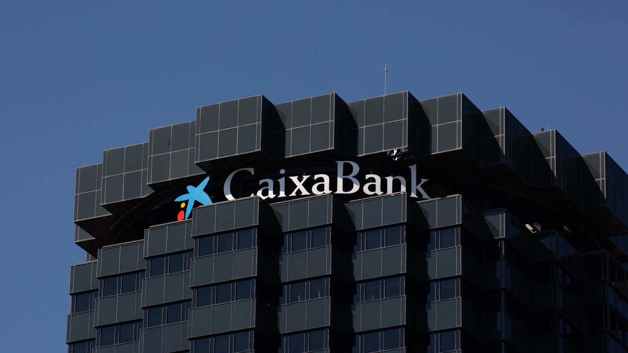 Fachada de la sede de CaixaBank en la Avenida Diagonal de Barcelona.