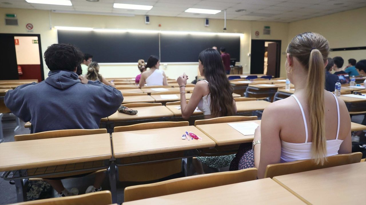 Varios estudiantes en un aula de la Facultad de Matemáticas, antes de comenzar uno de los exámenes de la convocatoria extraordinaria de la Evaluación para el Acceso a la Universidad (EvAU), en la Universidad Complutense de Madrid, a 5 de julio de 2022, en Madrid (España)