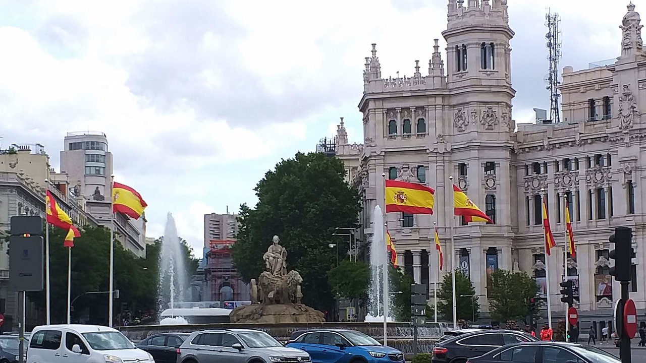 Plaza de Cibeles, con banderas de España alrededor de la fuente.