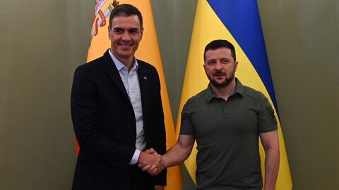 El presidente del Gobierno, Pedro S&aacute;nchez, con el mandatario ucraniano, Volodimir Zelenski, en el palacio presidencial de Kiev, a 1 de julio de 2023.