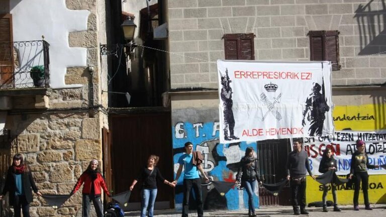 Varios anagramas de ETA eran visibles en la plaza de Alsasua donde se celebr&oacute; la manifestaci&oacute;n contra la Guardia Civil.