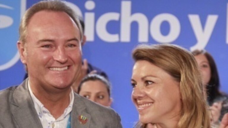 Alberto Fabra, Maria Dolores de Cospedal y Esteban Gonz&aacute;lez Pons, en un acto del PP valenciano.