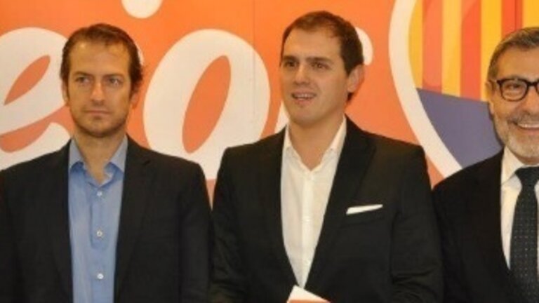 El l&iacute;der de Ciutadans, Albert Rivera (en el centro), con el ex ministro valenciano Antoni Asunci&oacute;n (derecha).