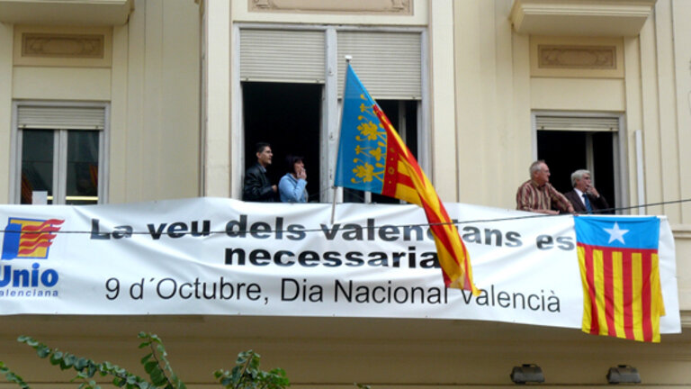Pancarta y banderas de Uni&oacute; el 9 de octubre, d&iacute;a de la Comunidad Valenciana.