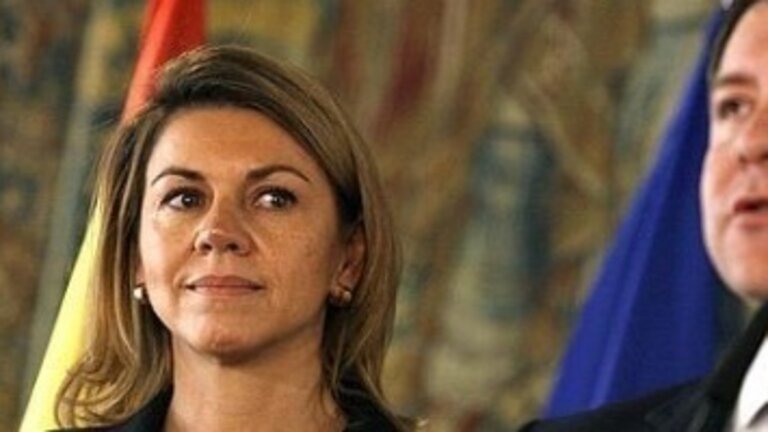 La presidenta de Castilla-La Mancha, Mar&iacute;a Dolores de Cospedal, observa al l&iacute;der del PSOE de la regi&oacute;n, Emiliano Garc&iacute;a-Page.