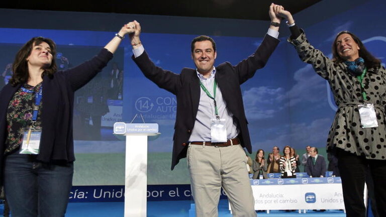 De izquierda a derecha, Virginia P&eacute;rez, vicesecretaria general del PP andaluz; Juan Manuel Moreno, presidente; y Dolores L&oacute;pez, secretaria general.