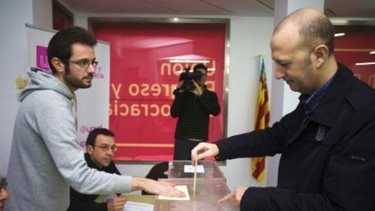 El coordinador de UPyD en la Comunidad Valenciana, Alexis Mar&iacute;, vota en las primarias en las que fue elegido.