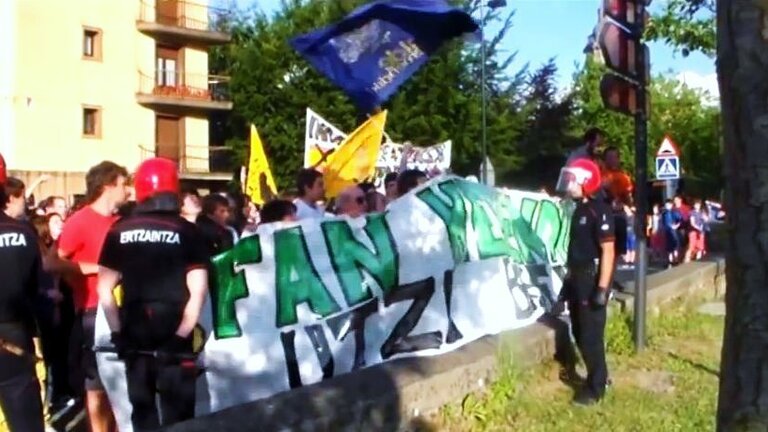 Imagen de los manifestantes frente al cuartel de la Guardia Civil en O&ntilde;ate (Guip&uacute;zcoa).