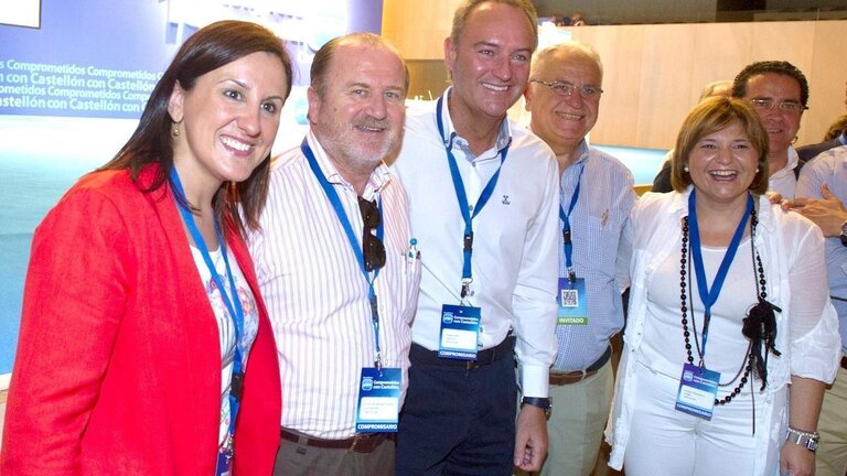 Alberto Fabra (en el medio), con Mar&iacute;a Jos&eacute; Catal&aacute; (izquierda) e Isabel Bonig (derecha) en un acto del PP.