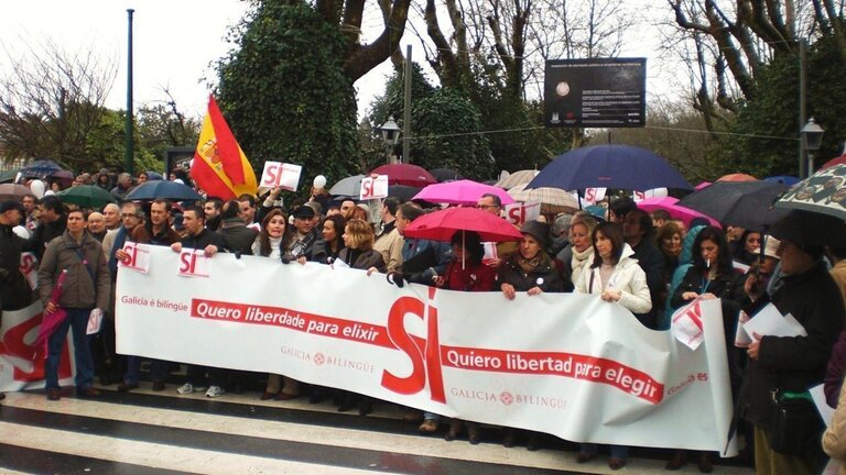 Manifestaci&oacute;n de Galicia Biling&uuml;e en favor de la ense&ntilde;anza en gallego y castellano.