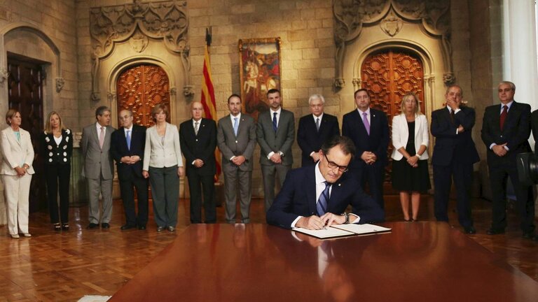 Artur Mas firma el decreto de convocatoria de la consulta del 9 de noviembre ante los consejeros de su gobierno.