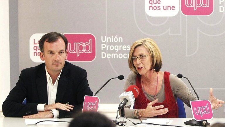 El coordinador de UPyD en Andaluc&iacute;a, Mart&iacute;n de la Herr&aacute;n, con Rosa D&iacute;ez.
