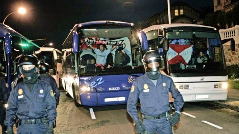 Agentes de la Polic&iacute;a Nacional escoltan dos autobuses de hinchas del Celta de Vigo en un derbi con el Deportivo de La Coru&ntilde;a.