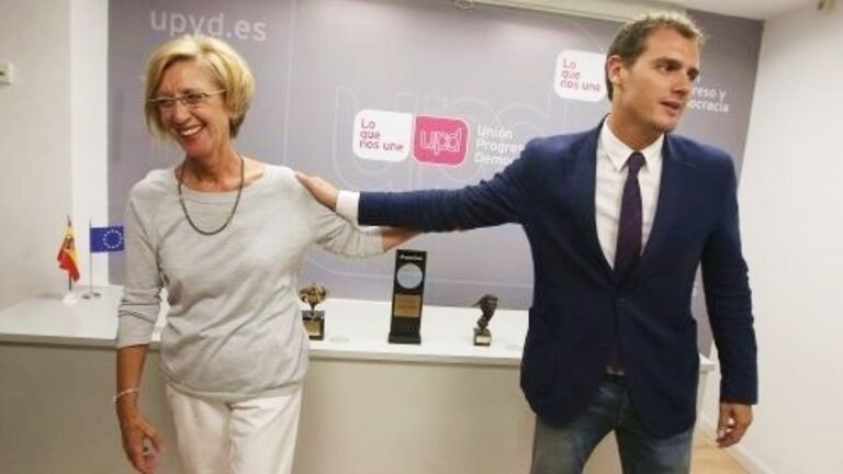 La portavoz de UPyD, Rosa D&iacute;ez, y el presidente de Ciudadanos, Albert Rivera, en un reuni&oacute;n.