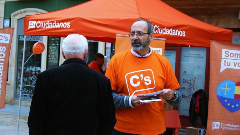 Francisco Gambarte, ex candidato de Ciudadanos en Asturias, reparte propaganda del partido.